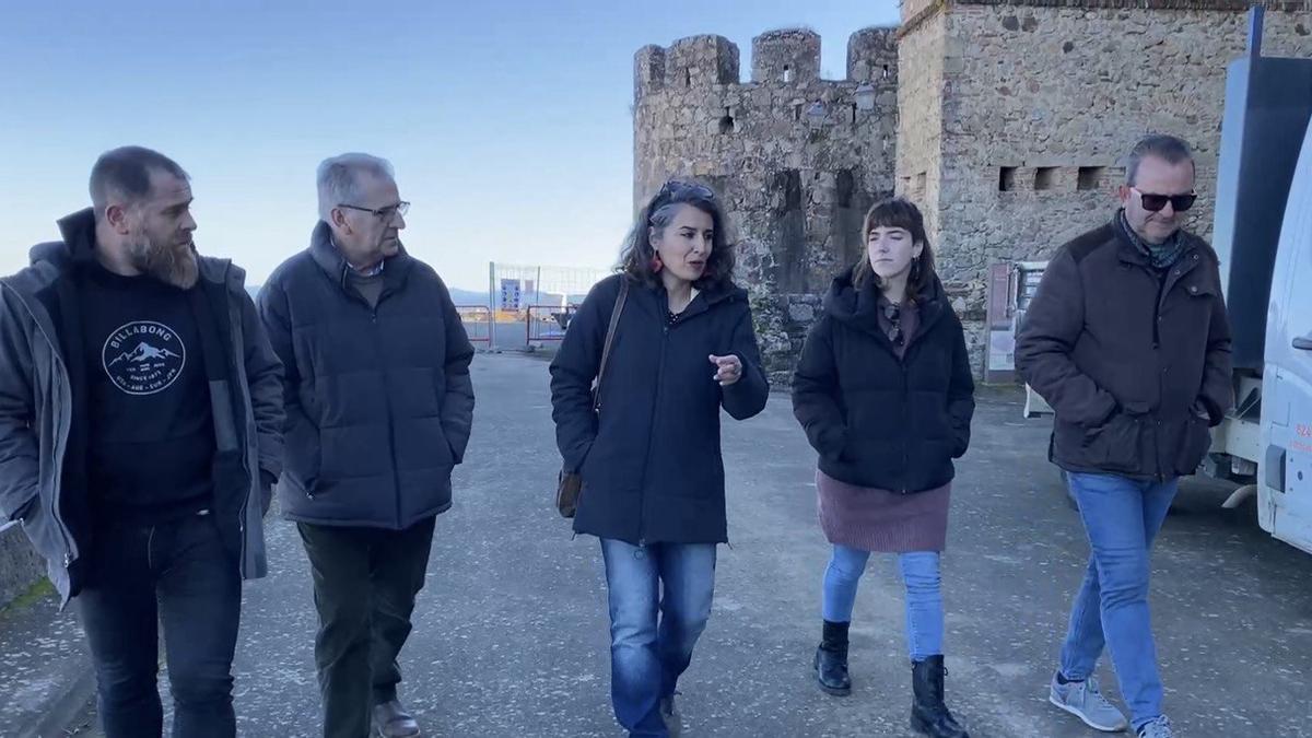 La candidata de Unidas por Extremadura, Irene de Miguel, durante su visita a Albuquerque este miércoles.