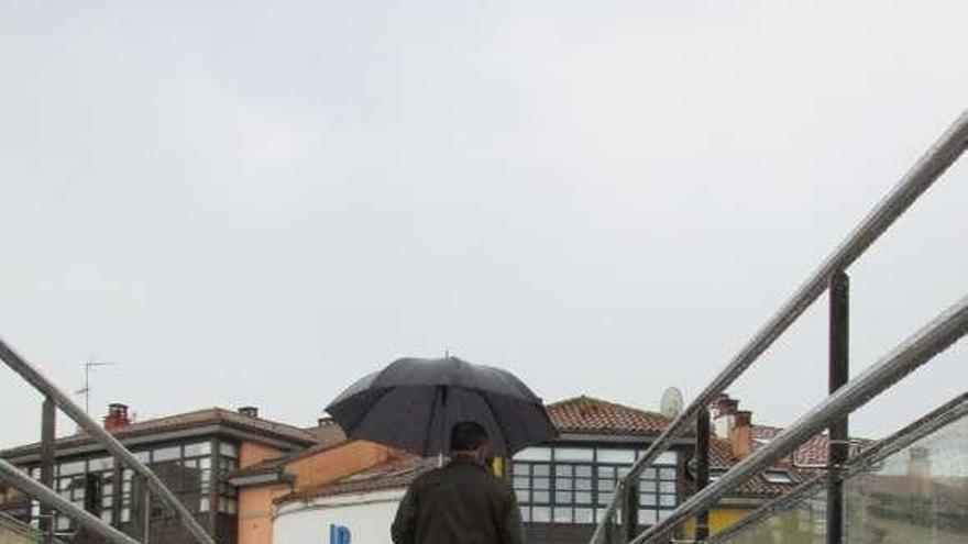 Peatones cruzando por la pasarela, ayer, antes del cierre.