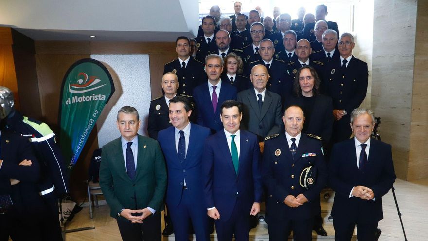 Los mandos de las policías locales de Andalucía distinguen a Juanma Moreno, Vicente Amigo y Pepe Reina