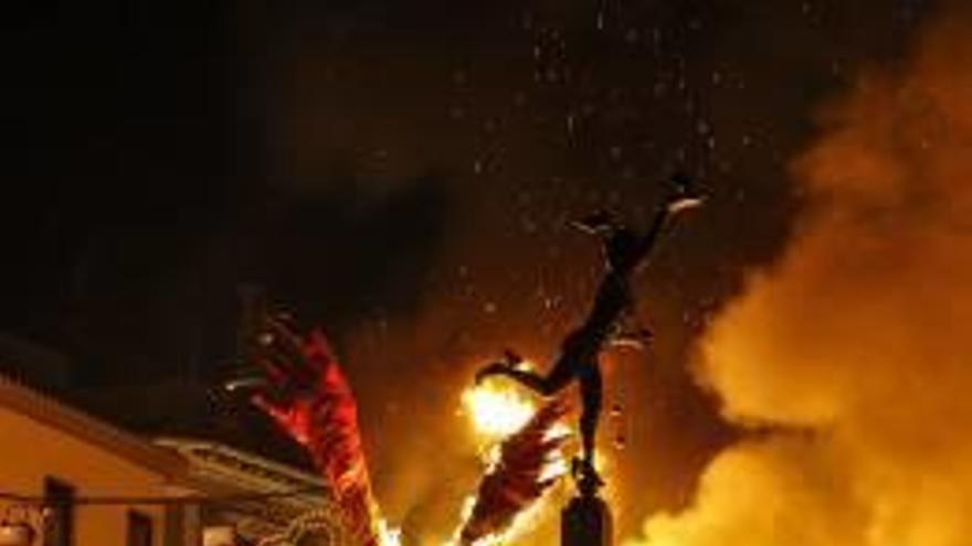 La falla oficial de Elda fue el primer monumento que comenzó a arder anoche en la ciudad.