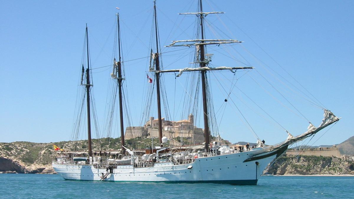 El 'Juan Sebastián Elcano' en Ibiza.