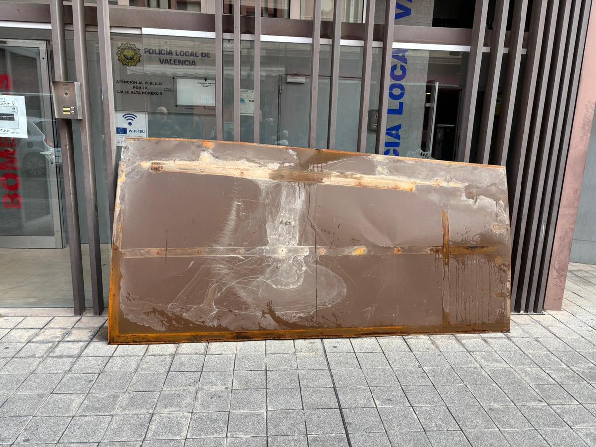 Una de las chapas caídas de la fachada.