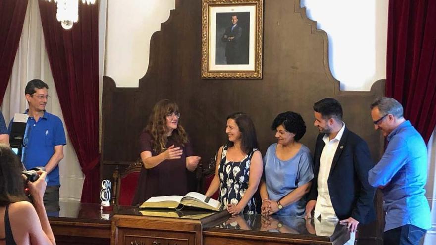 Recepción de Isabel Coixet, protagonista de la Semana del Cine de Betanzos. en el Ayuntamiento.