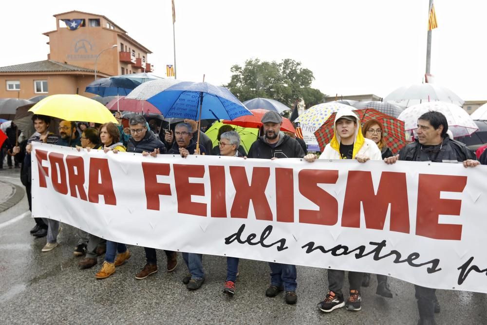 Mig miler de persones desafien el feixisme i la pluja a Verges