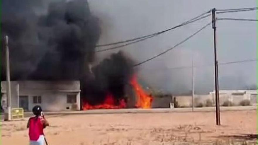 Incendio junto a la playa del Raset: virulentas llamas y negro humo (vídeos)