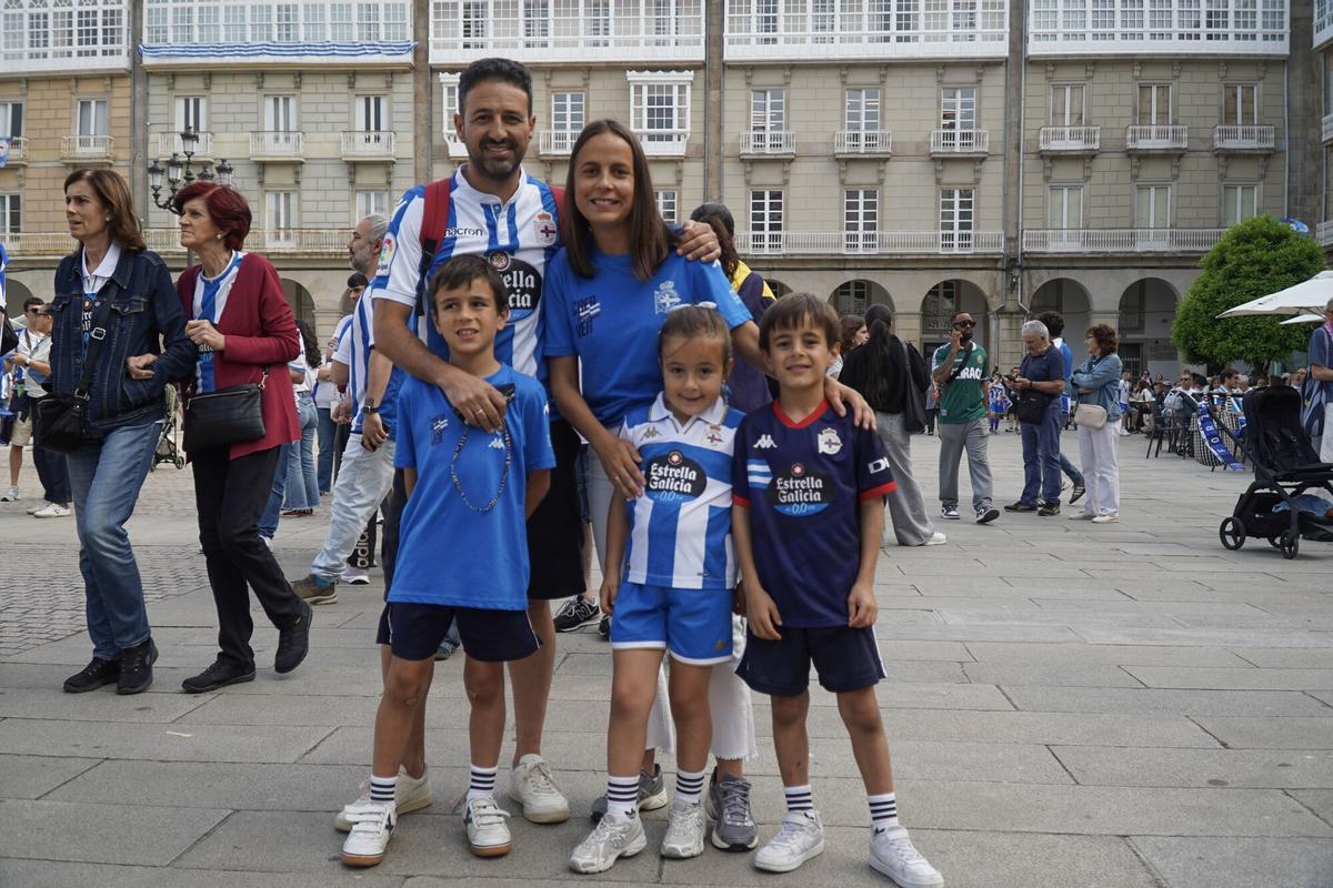 Miles de personas celebraron el ascenso con el Deportivo en la plaza de María Pita de A Coruña