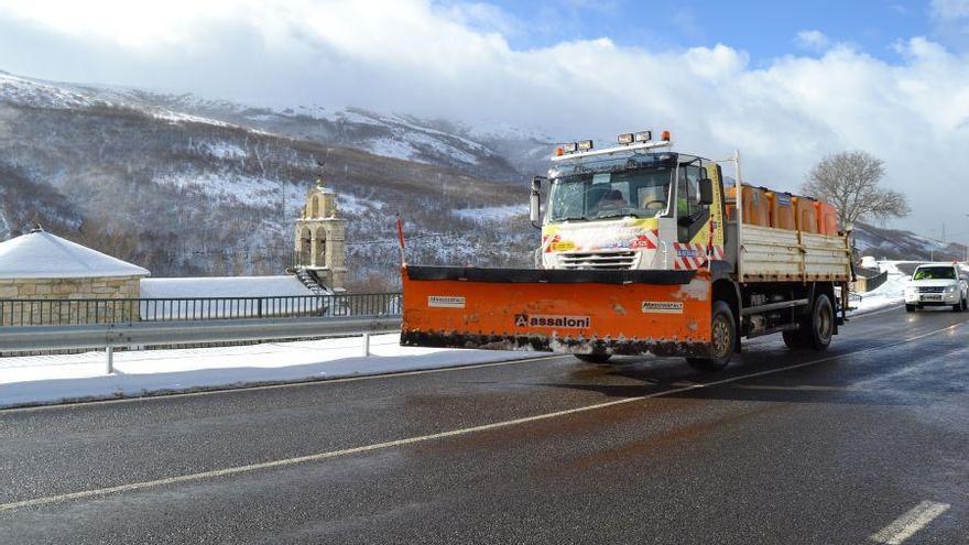 Una máquina quitanieves limpia las carreteras en Padornelo, Sanabria