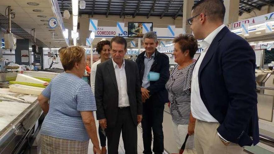 Caballero en su encuentro con los comerciantes de Teis. // FdV