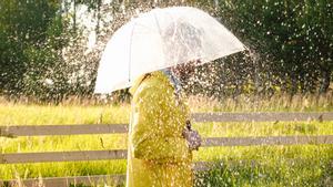 Un hombre bajo la lluvia