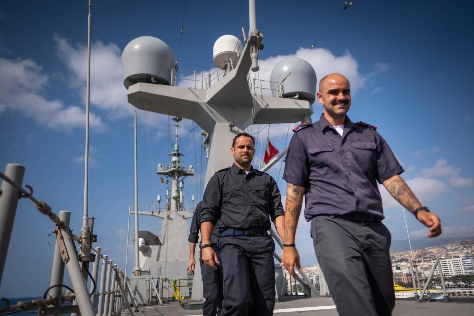 Visita al buque de guerra 'Juan Carlos I'