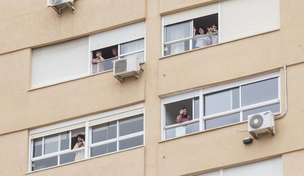 Los alicantinos reciben la bendición de la Santa Faz desde sus balcones