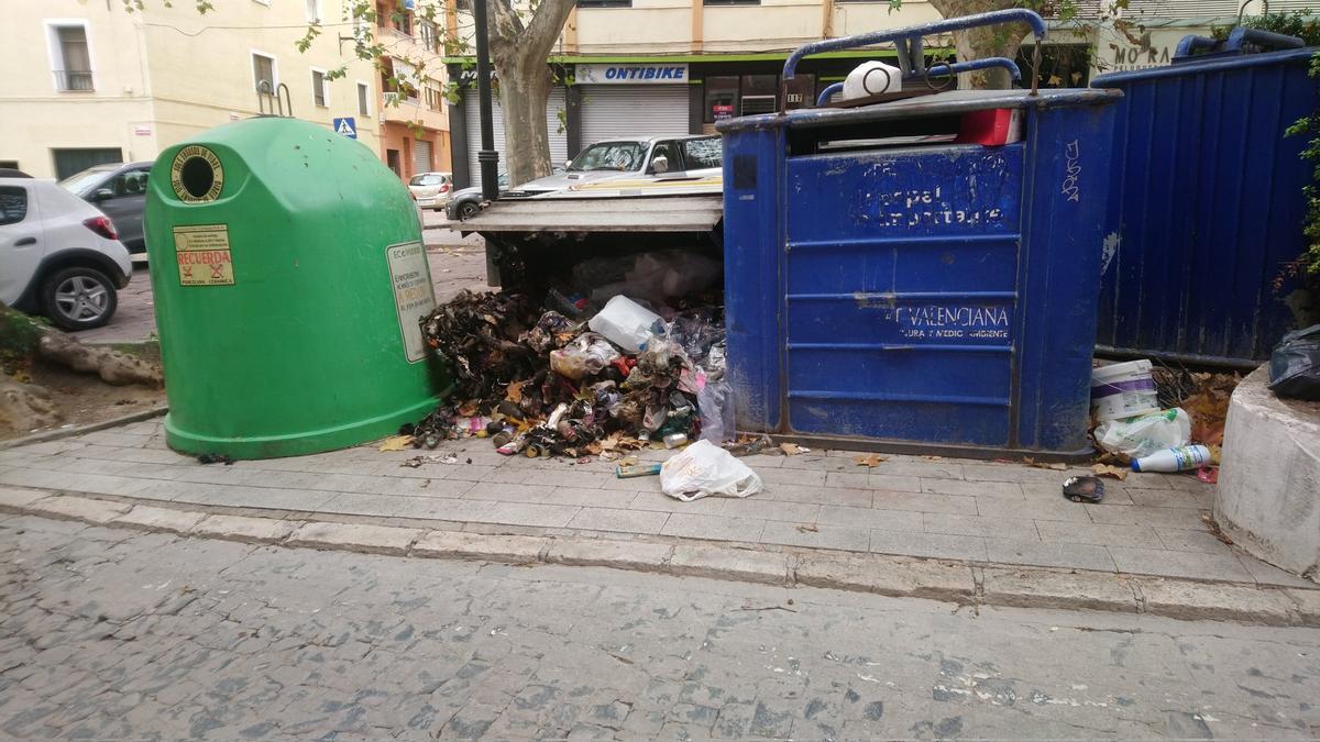 Incendian en una misma noche siete contenedores y dos coches en Ontinyent