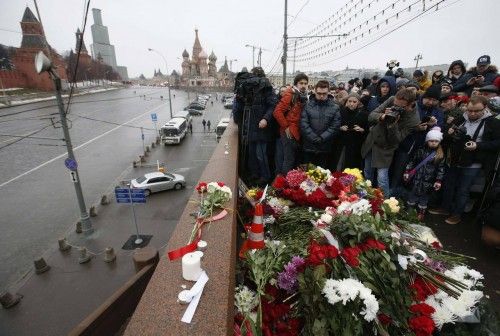 Cientos de personas despiden con flores a Boris Nemtsov