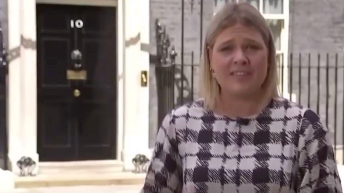 Lisette Reymer, reportera neozelandesa de NewsHub, en el 10 de Downing Street (Londres)