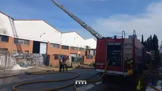 Los Bombers controlan un incendio en una nave industrial de Lliçà de Vall (Barcelona)