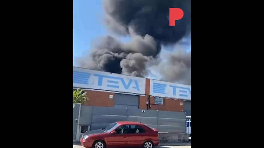 Un incendio en una nave industrial del Vallès deja una gran columna de humo