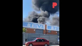 Un incendio en una nave industrial del Vallès deja una gran columna de humo