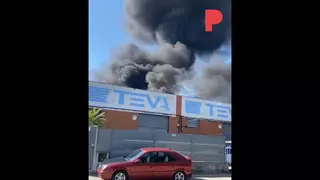 Un incendio en una nave industrial del Vallès deja una gran columna de humo