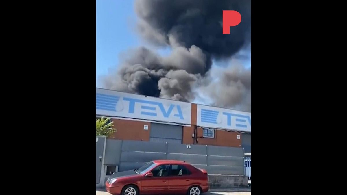 Un incendio en una nave industrial del Vallès deja una gran columna de humo