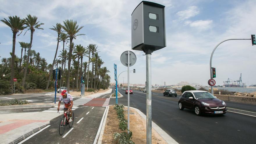 Uno de los radares instalados esta mañana en la avenida de Elche