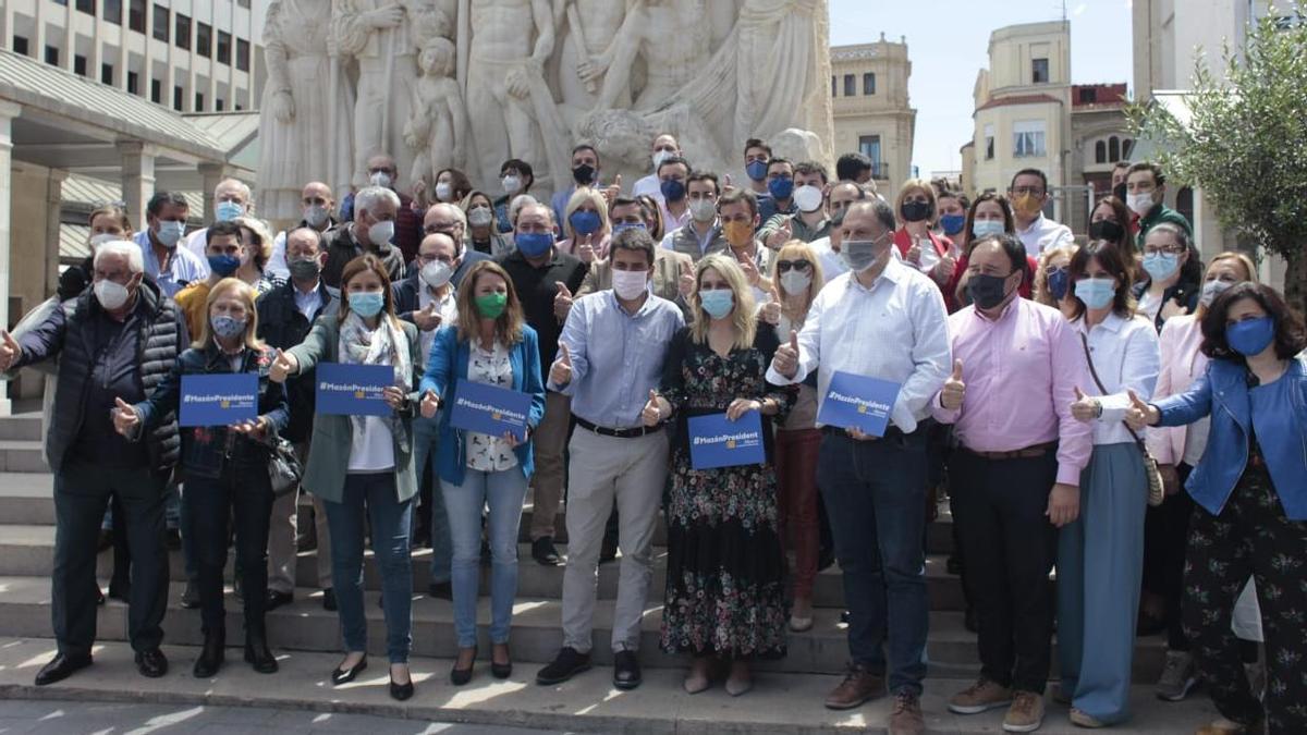 Carlos Mazón acudió a la plaza Santa Clara de Castelló para reunirse con militantes del PP de la provincia.