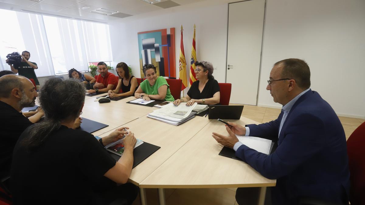 Faci, al inicio de la reunión con la Ampa del María Zambrano y representantes de FAPAR.