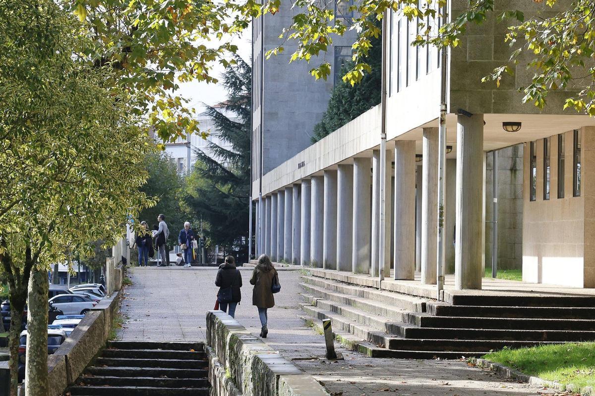 Exteriores de los juzgados de Santiago, en el barrio de Fontiñas. | A. Hernández
