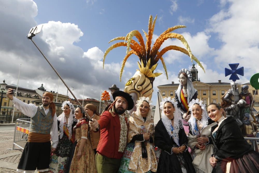 La música alicantina, el arroz, los trajes tradicionales triunfan en el desfile por Göteborg