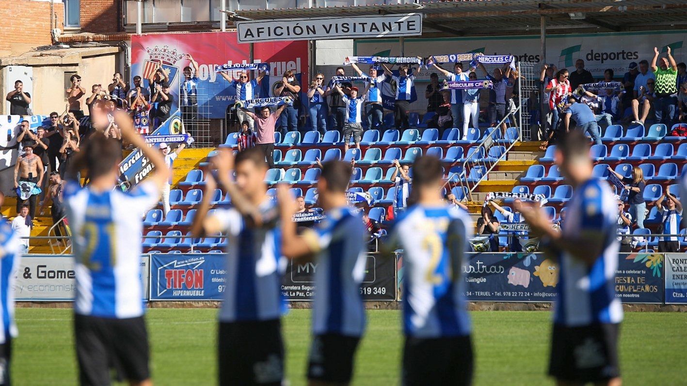 Los jugadores del Hércules agradecen el apoyo de la afición desplazada a Teruel.