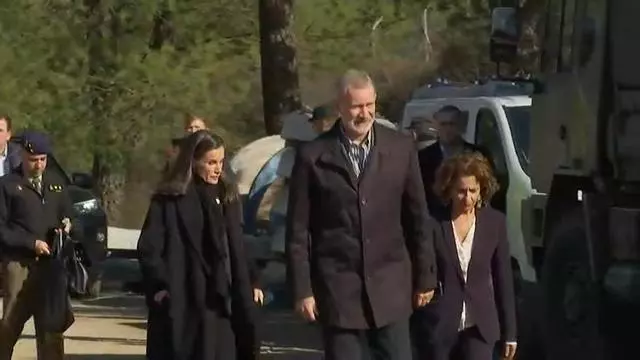 Los Reyes visitan el lugar del accidente en Adamuz