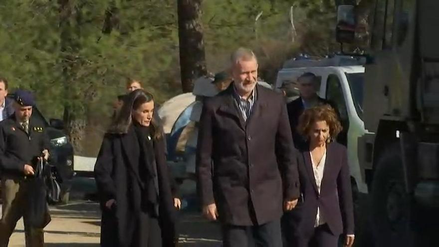 Los Reyes visitan el lugar del accidente en Adamuz