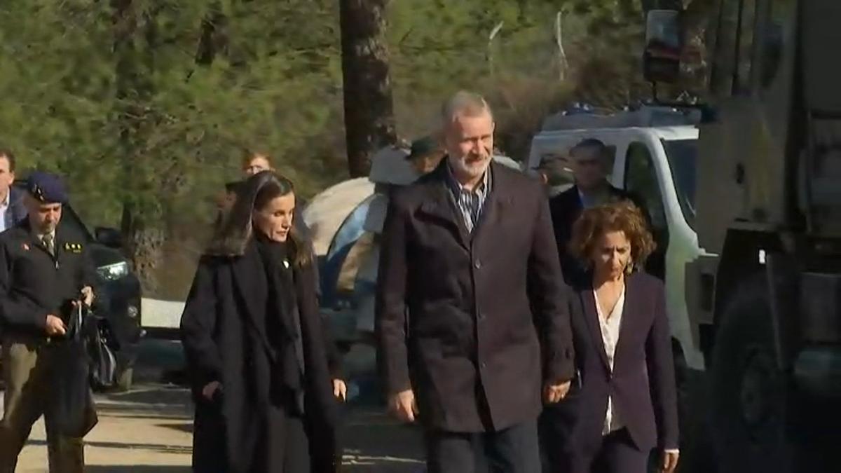 Los Reyes visitan el lugar del accidente en Adamuz