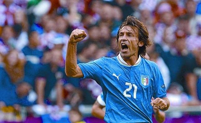 Líder 8 Pirlo festeja su gol a Croacia.