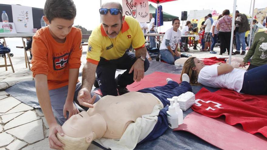 Centenars de persones aprenen a Blanes com fer una reanimació cardiopulmonar