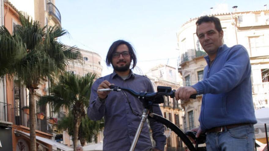 Daniel Caro y Mauro López, con su bicicleta plegable.
