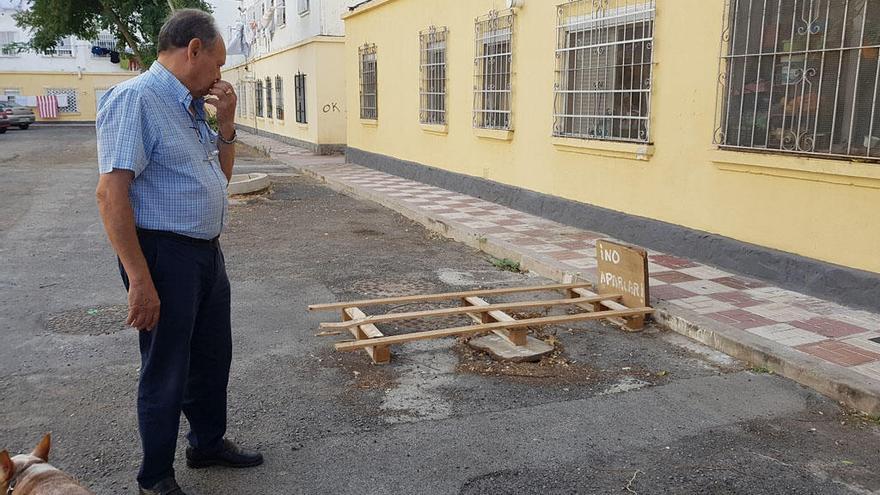 El asfalto de muchas calles de la barriada deja bastante que desear.