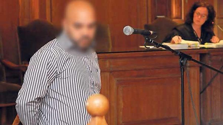 El acusado, Alberto M. M., durante el juicio que se celebró ayer en la Audiencia de Pontevedra. // G. Santos