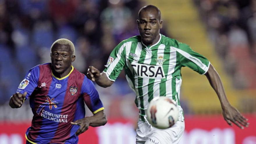 El delantero marfileño del Levante UD, Arouna Koné (i), disputa un balón al defens abrasileño del Real Betis, Paulao Santos, durante el partido de Liga correspondiente a la vigésima sexta jornada de Liga en Primera División jugado esta noche en el Estadio Ciutat de Valencia