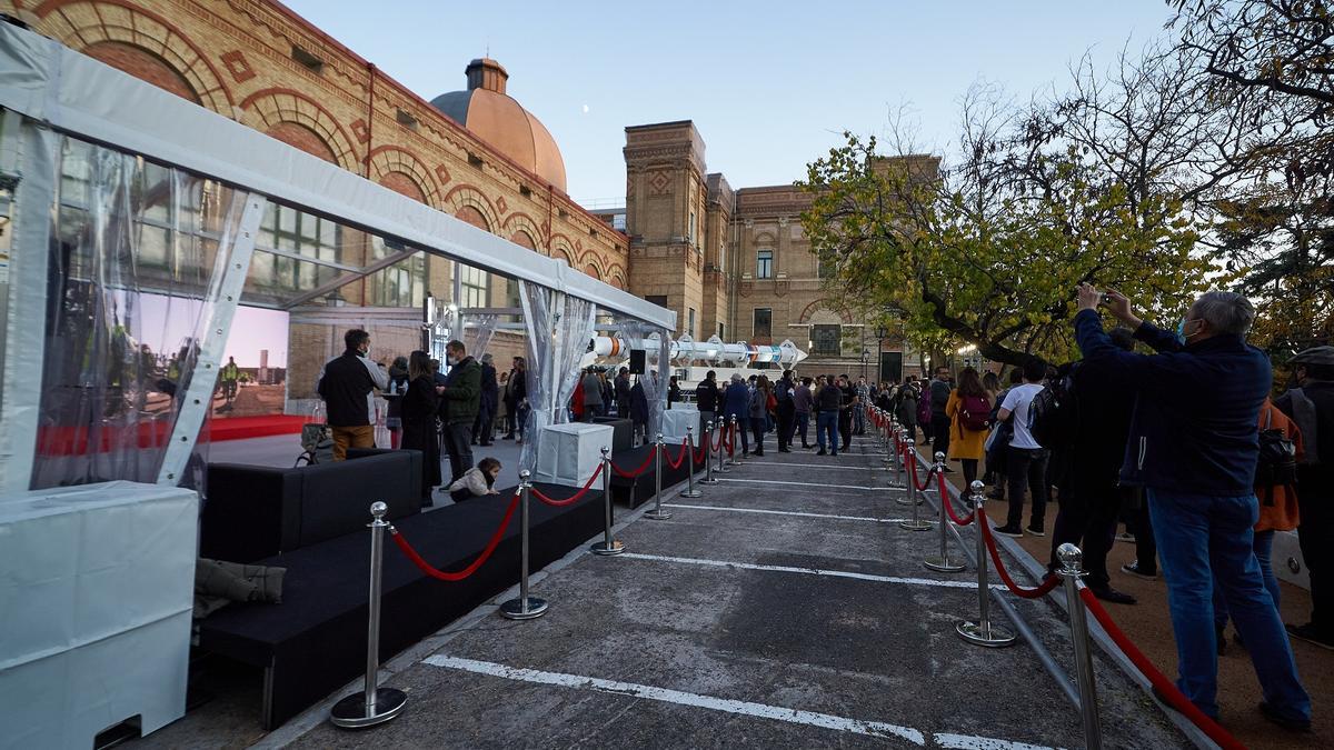 Visitantes atraídos por el cohete ilicitano en Madrid