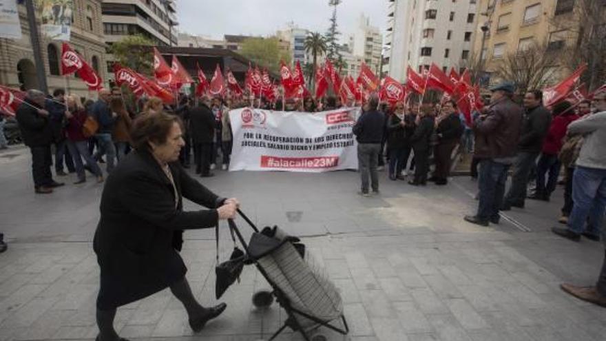 Unos 250.000 trabajadores alicantinos están pendientes de que su convenio se firme este año