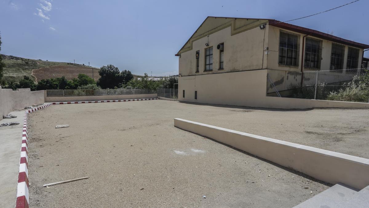 Parcela del Madruelo con el edificio del antiguo colegio.