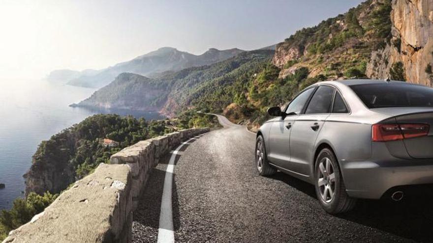 Dedicarle tiempo al coche unos días antes de emprender el viaje con la familia es fundamental. Neumáticos y refrigeración sufren mucho con el calor. Imagen: Bridgestone.