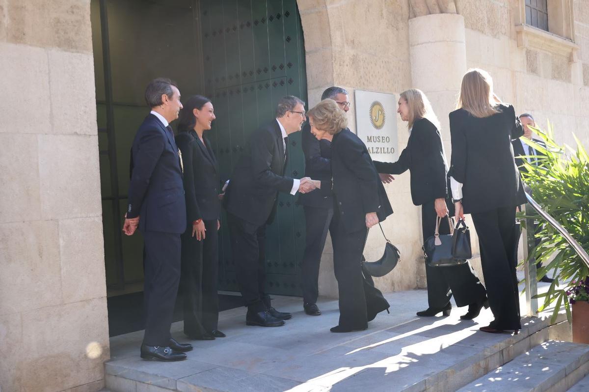 La reina emérita y sus hijas fueron recibidas por la consejera de Cultura de la Región, Carmen Conesa, y por el alcalde de Murcia, José Ballesta, a las puertas del templo.