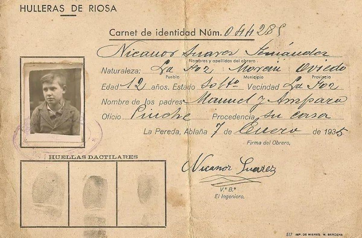 Carnet de trabajador de Nicanor,  de niño con 12 años,  cuando entró  en enero de 1935 en Hulleras de Riosa.