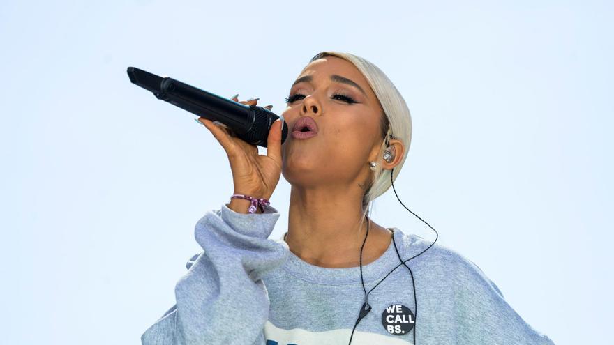 Boda secreta de Ariana Grande con el agente inmobiliario Dalton Gómez