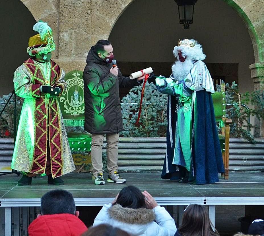 El alcalde hace entrega a Melchor de las llaves de la ciudad. | E. P.