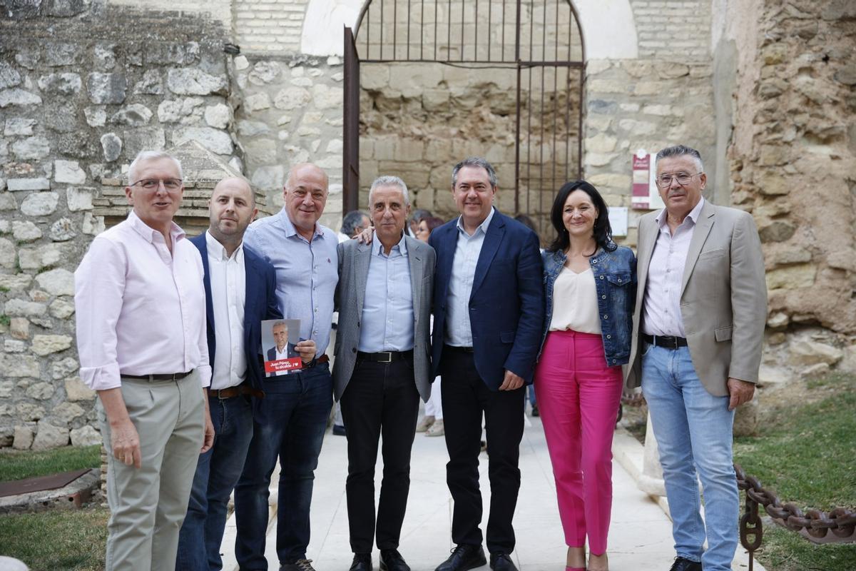 Juan Pérez, con cargos socialistas y miembros de la candidatura del PSOE en Lucena.