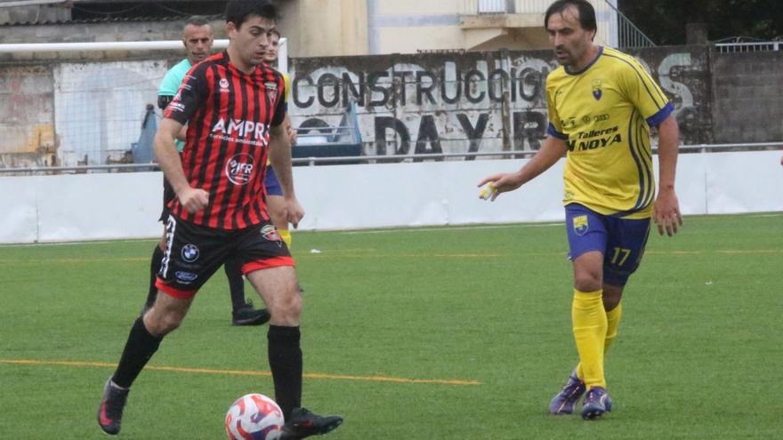 Brais Vila, encimado por el exlalinista Cea en un partido anterior. |  Bernabé/Ángel Abeledo