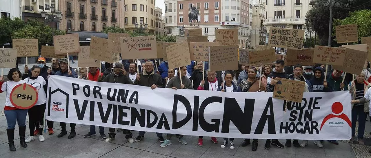 Las personas sin techo reclaman en la calle su derecho a tener un hogar