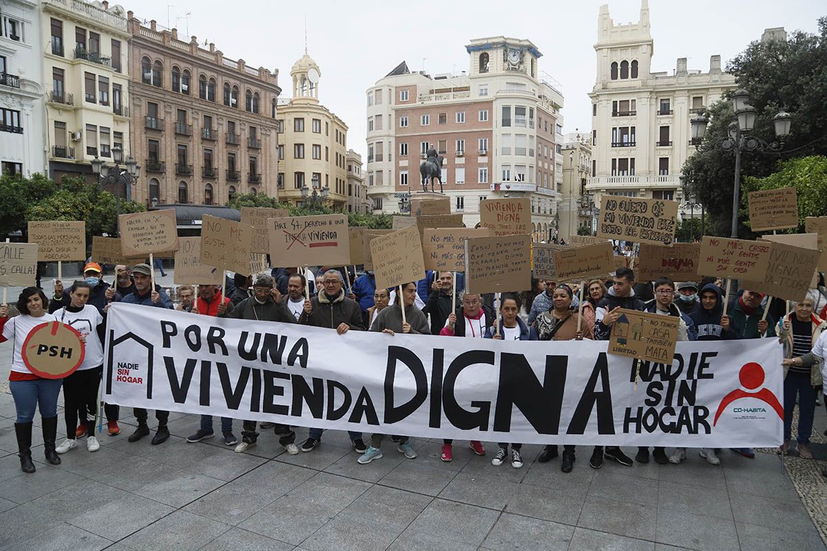 Las personas sin techo piden su derecho a tener un hogar